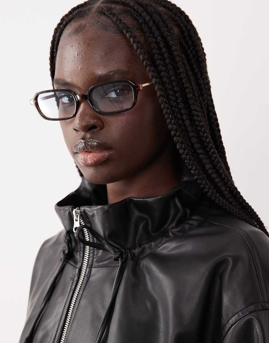 ASOS DESIGN - Schmale, eckige Sonnenbrille in Schildpatt-Optik mit Metallbügeln-Brown von ASOS DESIGN