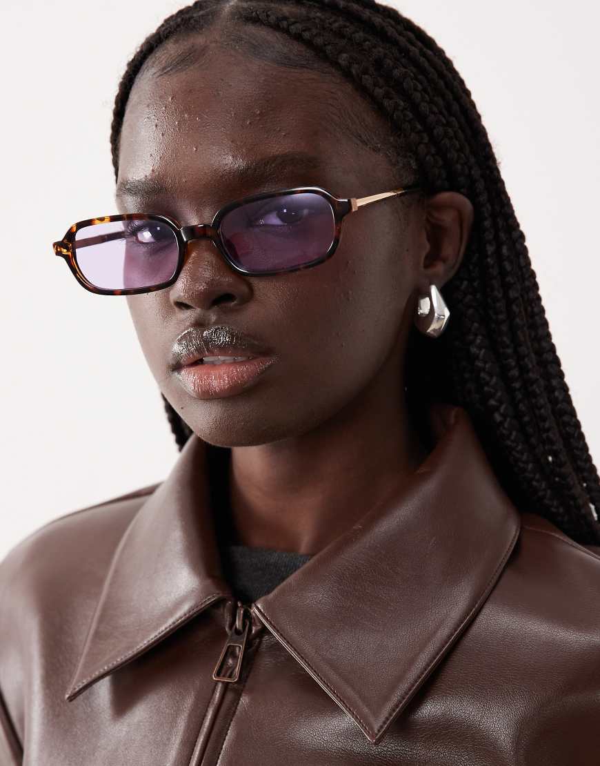 ASOS DESIGN - Schmale, eckige Sonnenbrille in Schildpatt-Optik mit Metallbügeln und rosa Gläsern-Brown von ASOS DESIGN