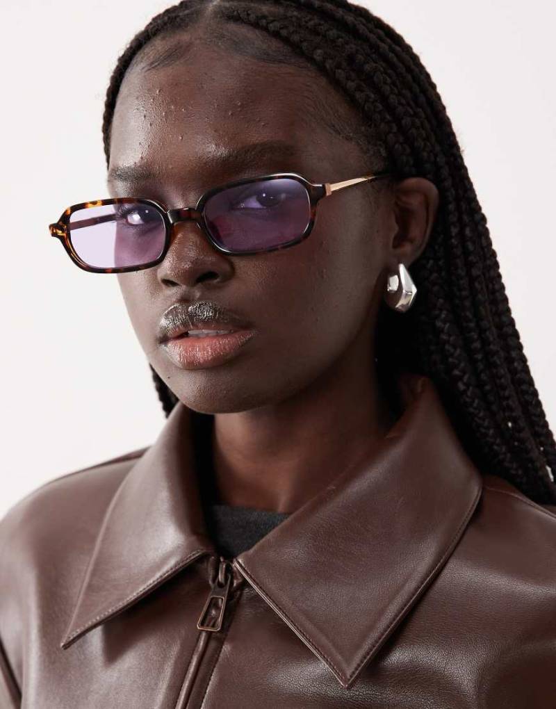 ASOS DESIGN - Schmale, eckige Sonnenbrille in Schildpatt-Optik mit Metallbügeln und rosa Gläsern-Brown von ASOS DESIGN