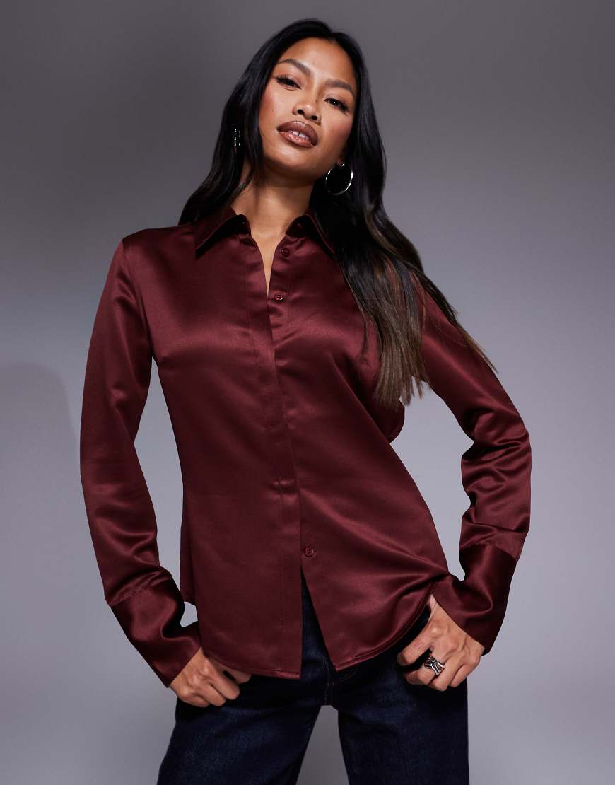ASOS DESIGN - Schmale, figurbetonte Hemdbluse aus Satin in Burgunderrot von ASOS DESIGN