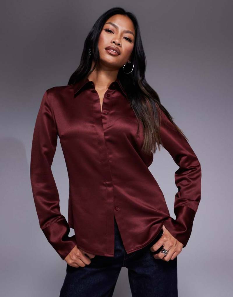 ASOS DESIGN - Schmale, figurbetonte Hemdbluse aus Satin in Burgunderrot von ASOS DESIGN
