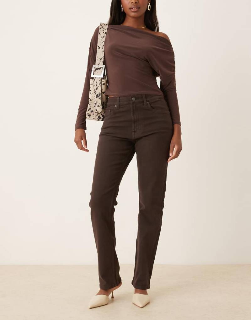 ASOS DESIGN - Schmale, gerade geschnittene Jeans in Schokobraun mit hohem Bund-Brown von ASOS DESIGN