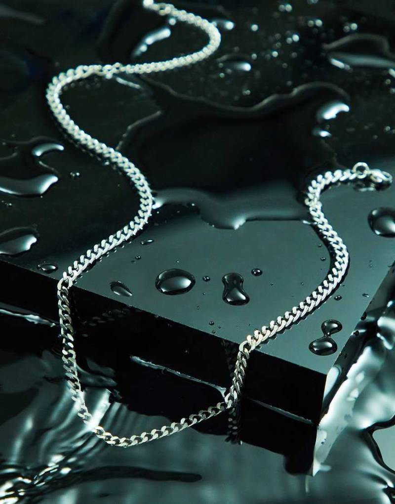 ASOS DESIGN - Schmale, kurze Halskette aus wasserfestem Edelstahl in Silberoptik, 4 mm von ASOS DESIGN