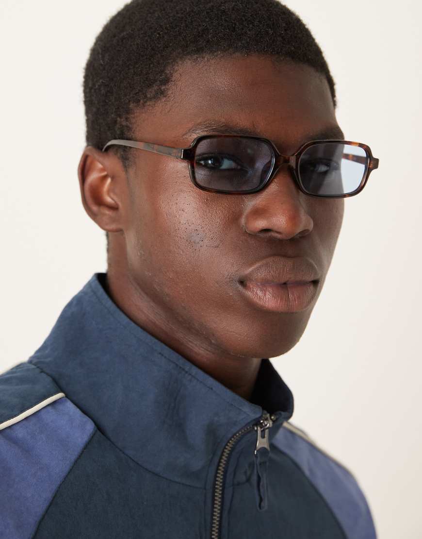 ASOS DESIGN - Schmale, rechteckige Sonnenbrille mit blauen Gläsern und Gestell in Schildpattoptik-Brown von ASOS DESIGN