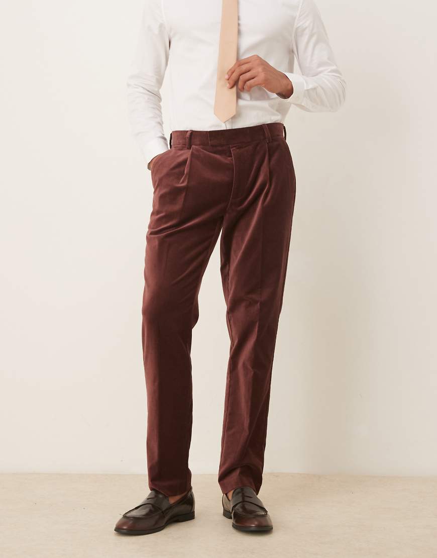 ASOS DESIGN - Schmale Anzughose aus Baumwollsamt in Dunkelbraun mit Bundfalten-Brown von ASOS DESIGN