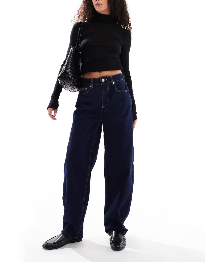 ASOS DESIGN - Schmale Barrel Leg Jeans in Rinse-Waschung-Marineblau von ASOS DESIGN