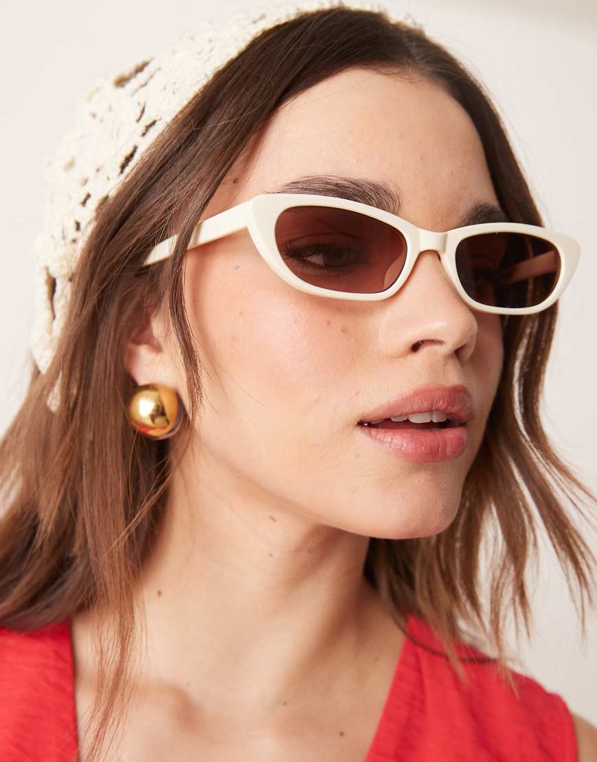 ASOS DESIGN - Schmale Cat-Eye-Sonnenbrille in glänzendem Weiß von ASOS DESIGN