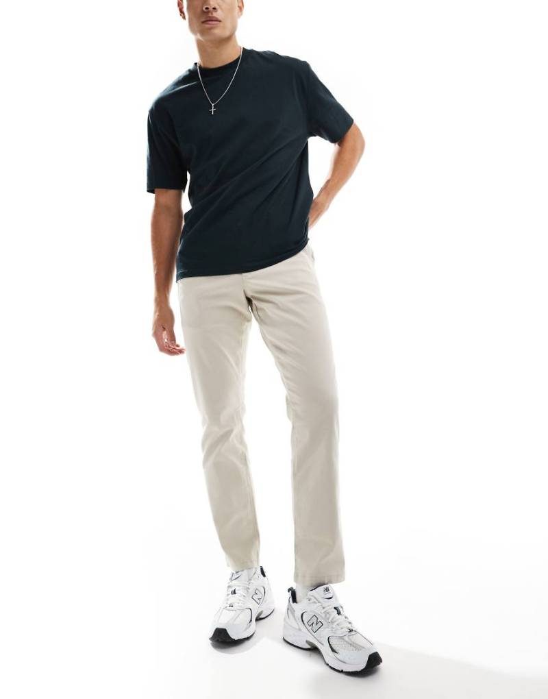ASOS DESIGN - Schmale Chinohose in Stone-Neutral von ASOS DESIGN