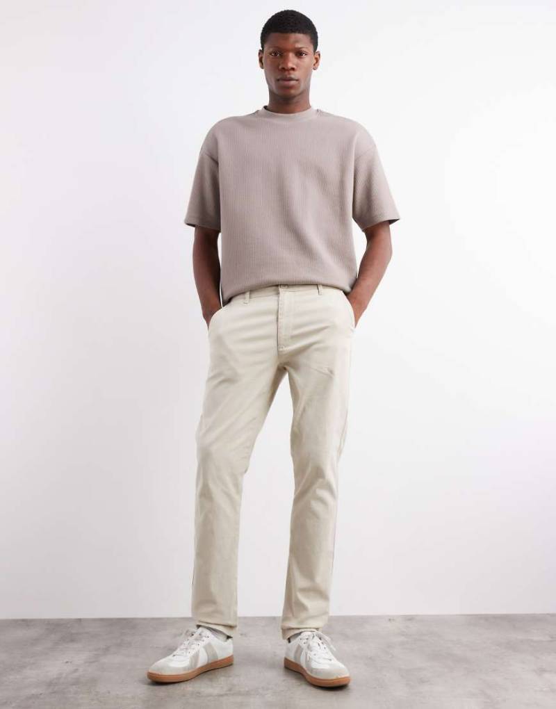 ASOS DESIGN - Schmale Chinohose in Stone-Neutral von ASOS DESIGN