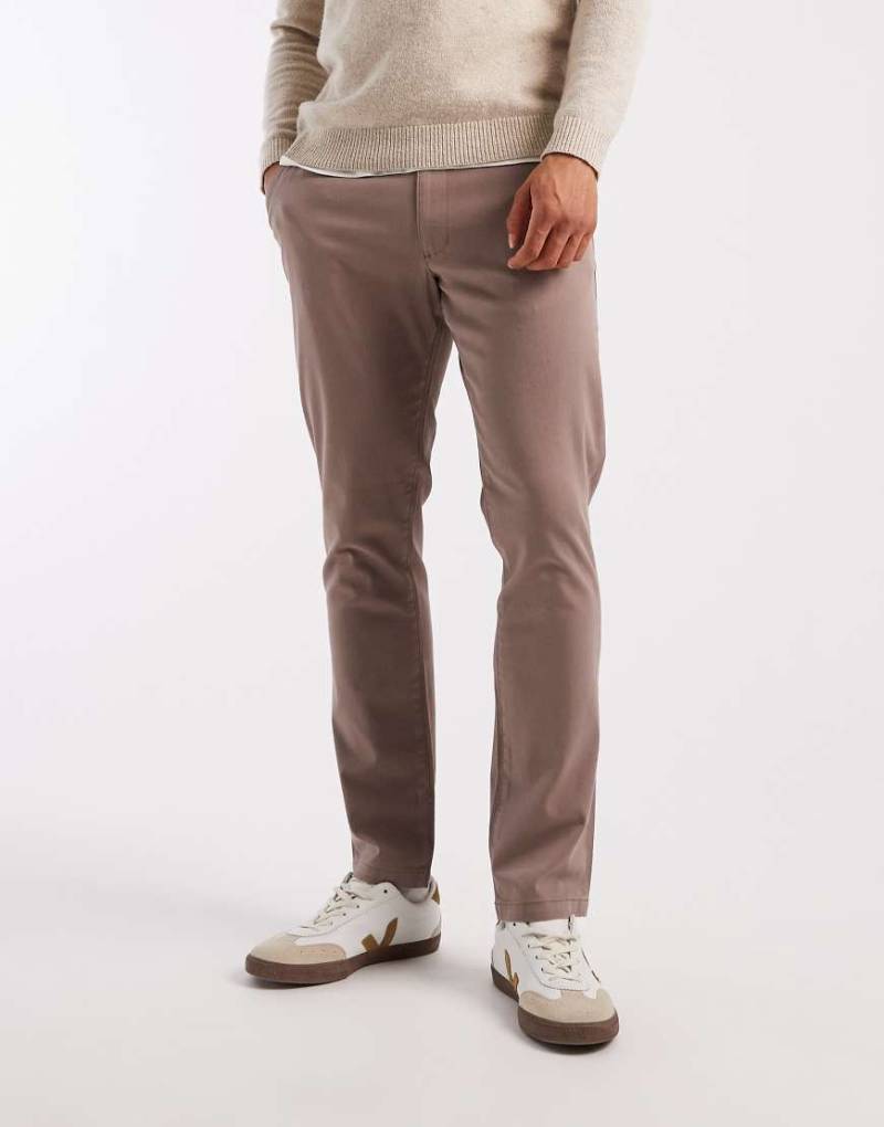 ASOS DESIGN - Schmale Chinohose in verwaschenem Braun-Brown von ASOS DESIGN