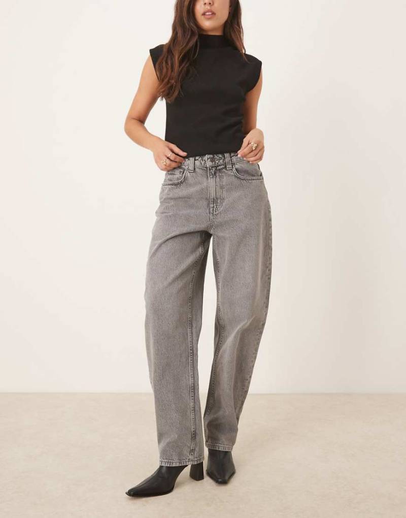 ASOS DESIGN - Schmale Jeans in Grau mit abgerundetem Beinschnitt von ASOS DESIGN