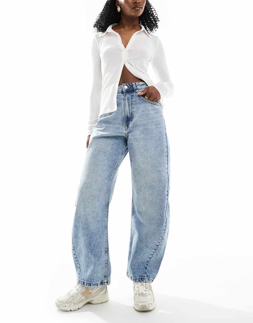 ASOS DESIGN - Schmale Jeans in Hellblau mit abgerundetem Beinschnitt von ASOS DESIGN