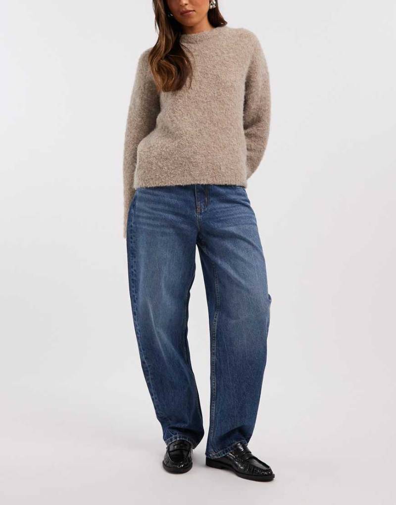 ASOS DESIGN - Schmale Jeans in Mittelblau mit abgerundetem Beinschnitt von ASOS DESIGN