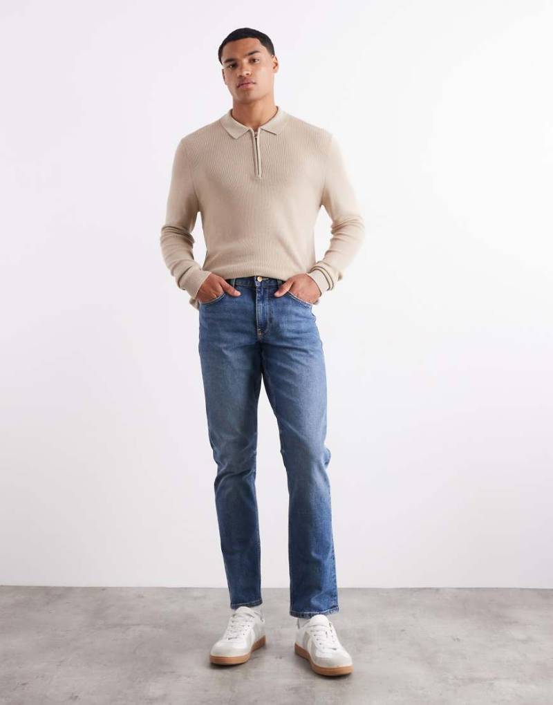 ASOS DESIGN - Schmale Jeans in verwaschenem Mittelblau von ASOS DESIGN