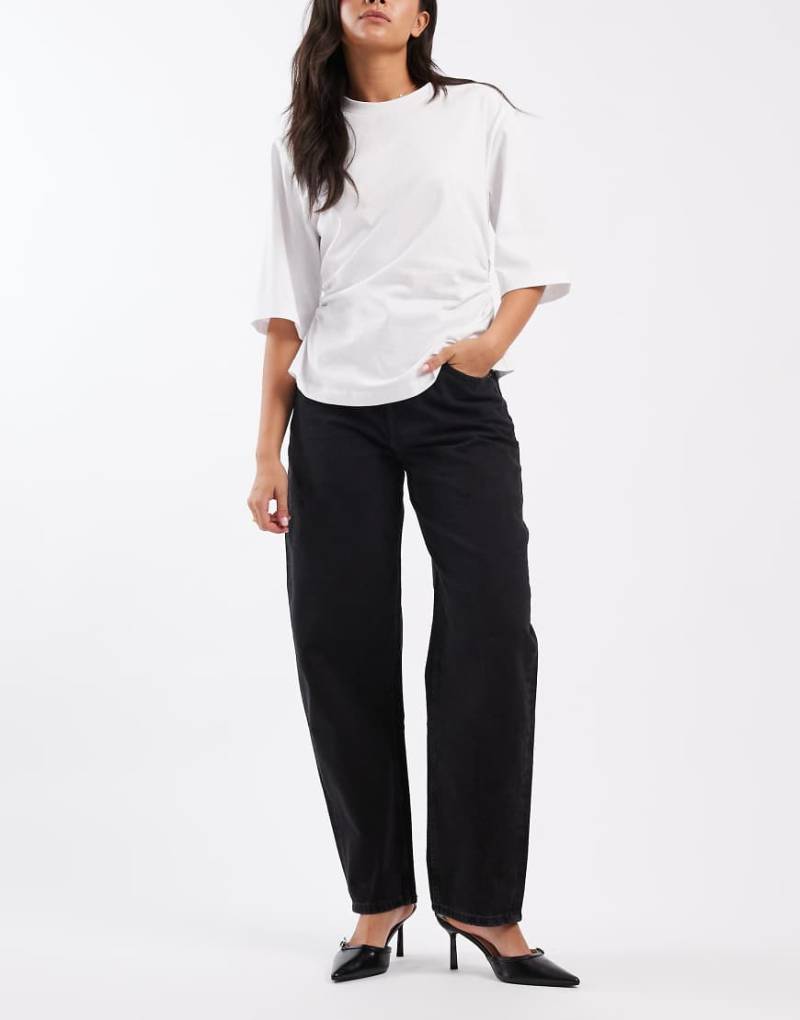 ASOS DESIGN - Schmale Jeans in verwaschenem Schwarz mit abgerundetem Beinschnitt von ASOS DESIGN