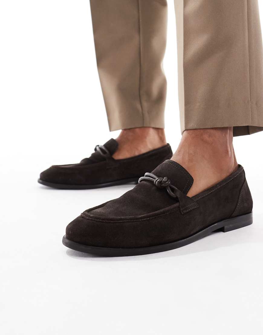 ASOS DESIGN - Schmale Loafer aus Wildleder in Braun-Brown von ASOS DESIGN