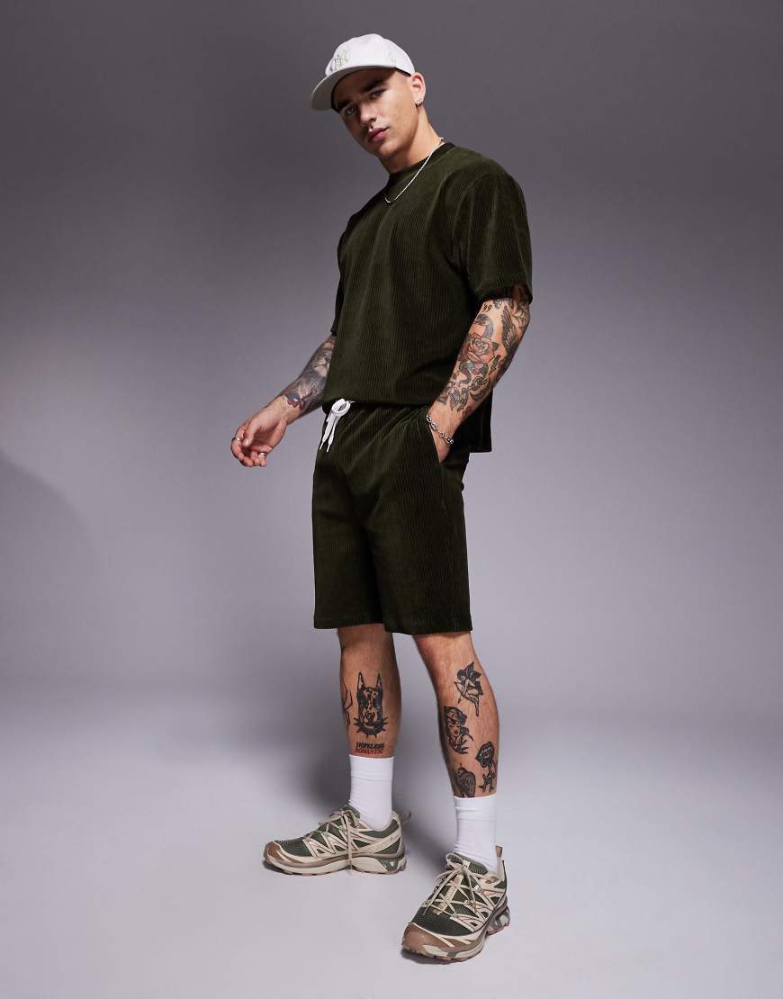 ASOS DESIGN - Schmale Shorts aus geripptem Velours in Grün ASOS DESIGN - Schmale Shorts aus geripptem Velours in Grün von ASOS DESIGN