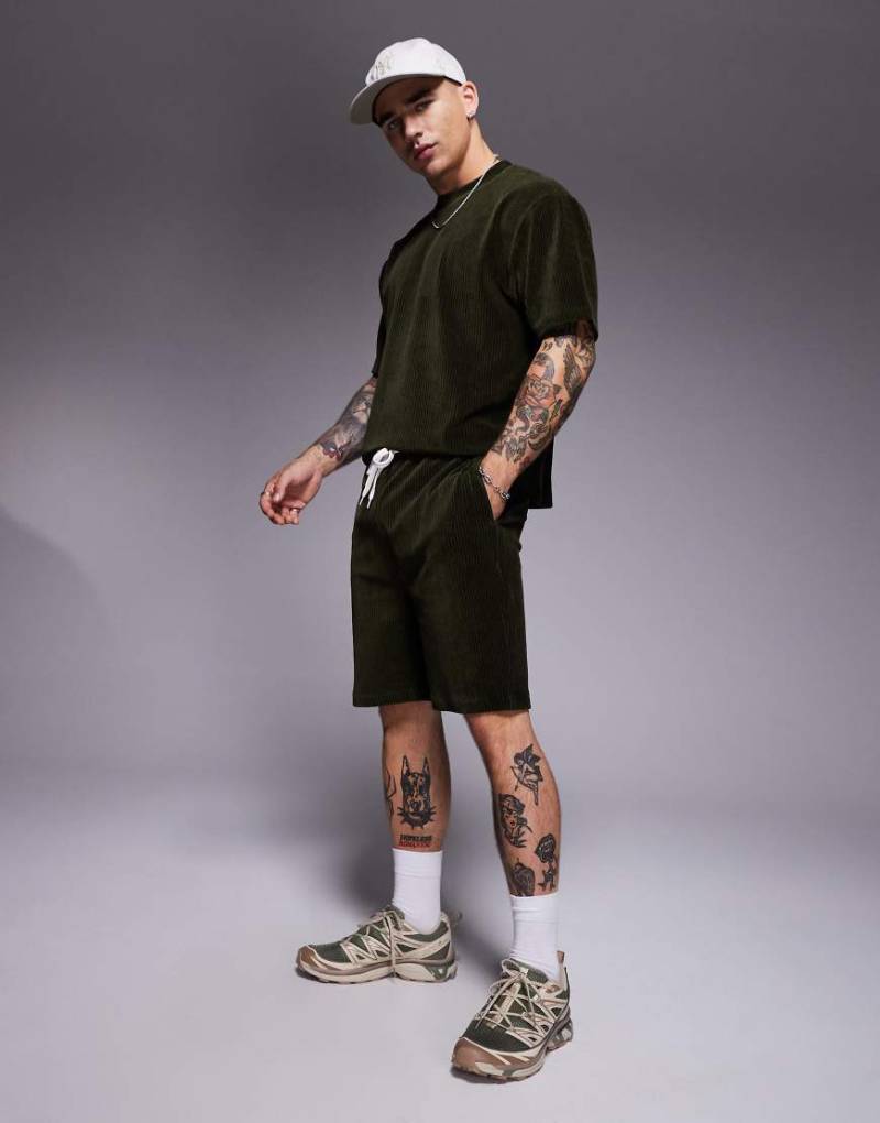ASOS DESIGN - Schmale Shorts aus geripptem Velours in Grün von ASOS DESIGN
