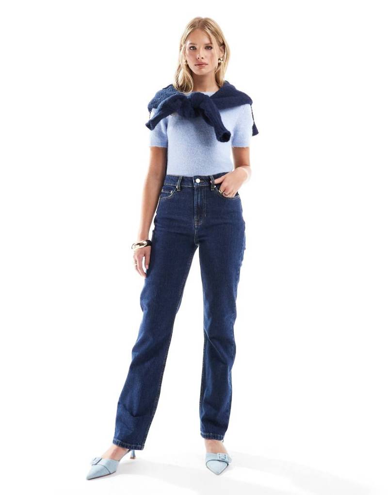 ASOS DESIGN - Schmale Straight Jeans in Rinse-Waschung mit hohem Bund-Blau von ASOS DESIGN