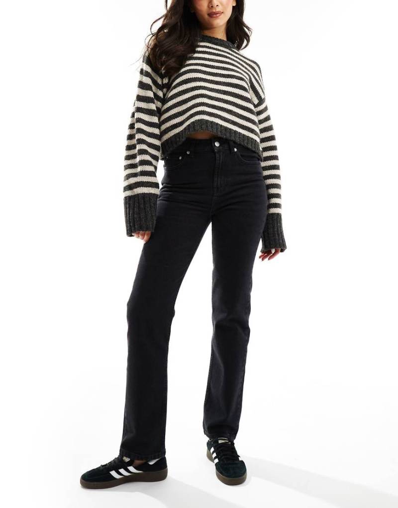 ASOS DESIGN - Schmale Straight Jeans in Schwarz mit hohem Bund von ASOS DESIGN