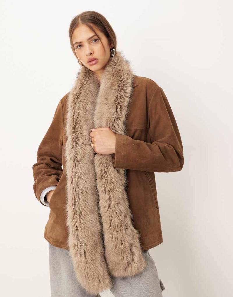 ASOS DESIGN - Schmaler Schal aus Kunstpelz in Natur-Neutral von ASOS DESIGN