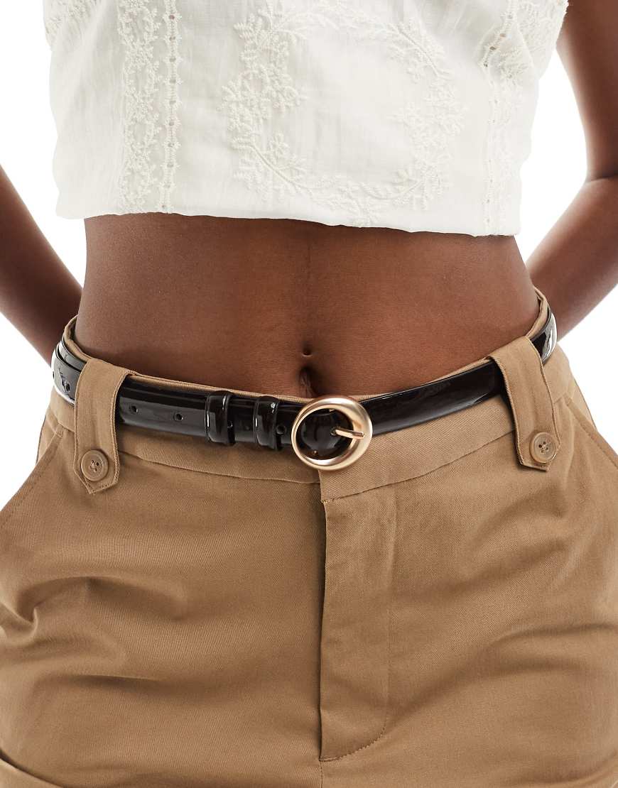 ASOS DESIGN - Schmaler Taillen- und Hüftgürtel in schokobrauner Lackoptik mit runder Schnalle-Brown von ASOS DESIGN