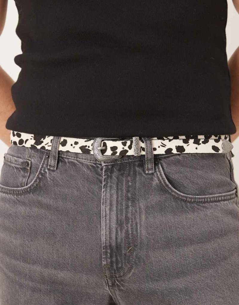 ASOS DESIGN - Schmaler Western-Gürtel aus Leder mit Kuhfellmuster-Schwarz ASOS DESIGN - Schmaler Western-Gürtel aus Leder mit Kuhfellmuster-Schwarz von ASOS DESIGN