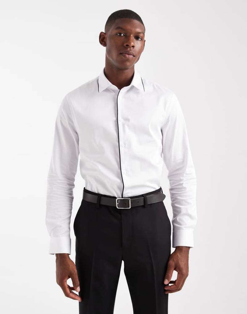 ASOS DESIGN - Schmales, elegantes Hemd in Weiß mit regulärer Passform und kontrastierender Einfassung ASOS DESIGN - Schmales, elegantes Hemd in Weiß mit regulärer Passform und kontrastierender Einfassung von ASOS DESIGN