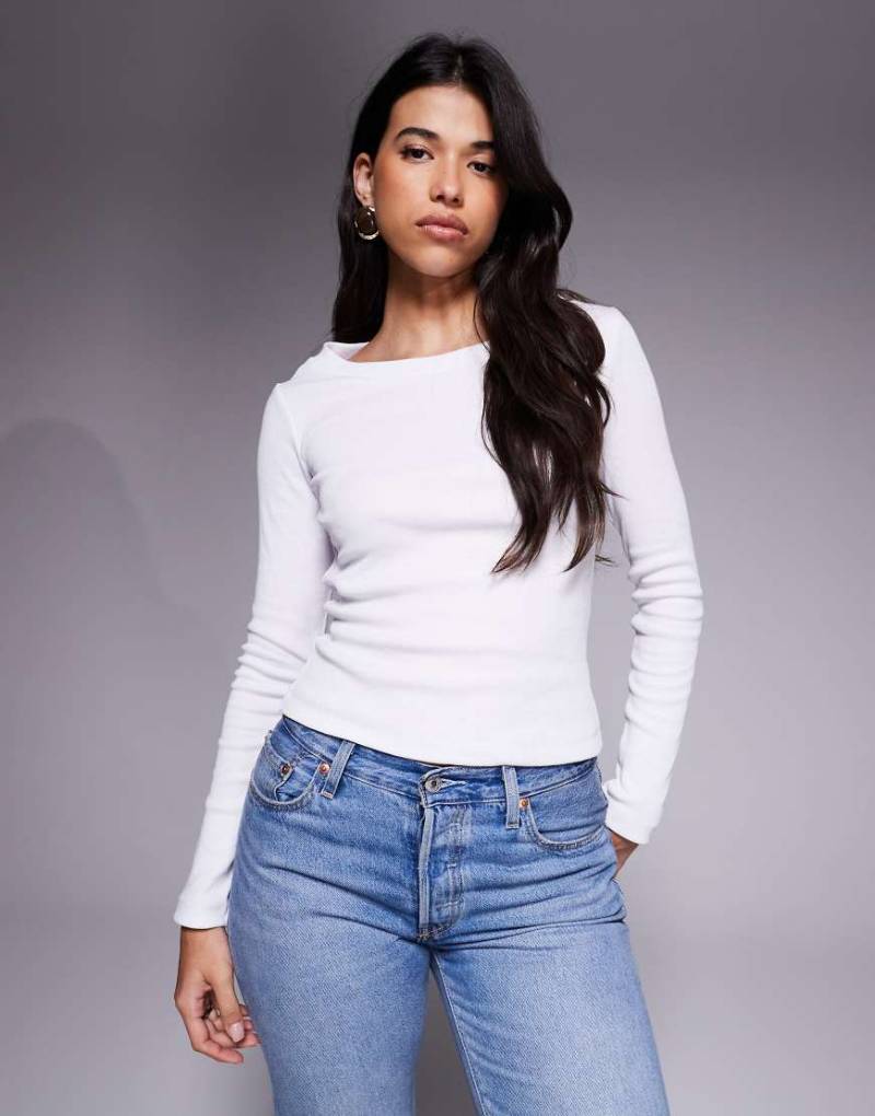 ASOS DESIGN - Schmales geripptes Top in Elfenbein mit breitem U-Boot-Ausschnitt-Weiß von ASOS DESIGN