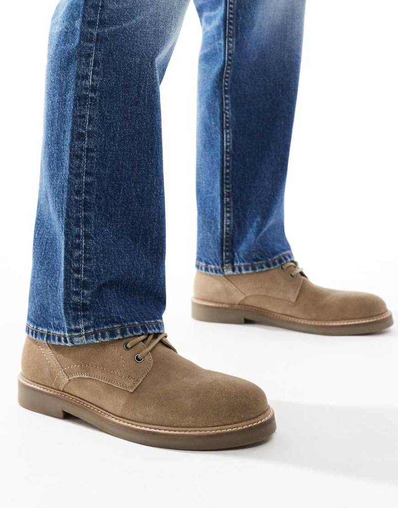 ASOS DESIGN - Schnür-Boots aus Wildleder in Steinbeige mit einer Sohle in Natur-Neutral von ASOS DESIGN