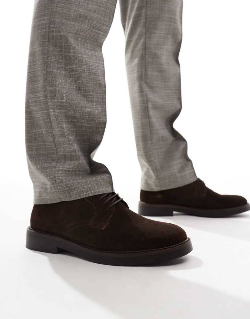 ASOS DESIGN - Schnürschuhe aus Wildleder in Braun mit dicker Sohle von ASOS DESIGN