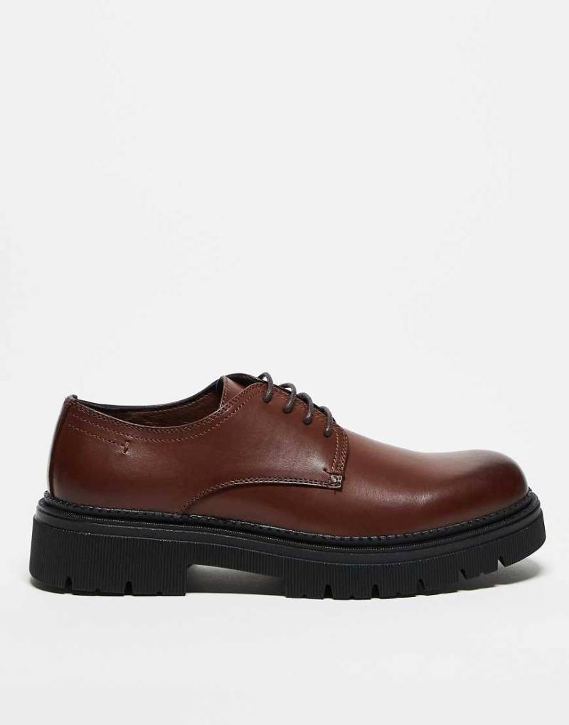 ASOS DESIGN - Schnürschuhe in Braun mit dicker Sohle von ASOS DESIGN
