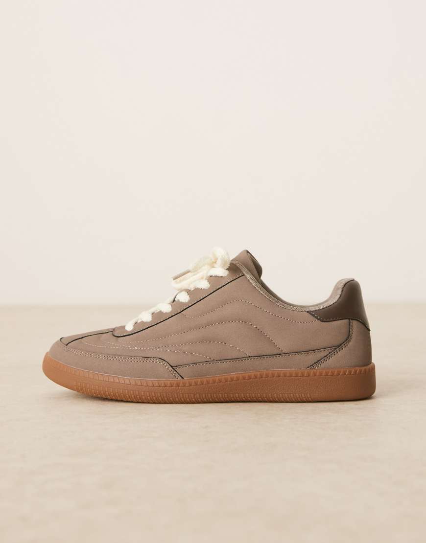ASOS DESIGN - Schnürsneaker in Braun-Neutral von ASOS DESIGN