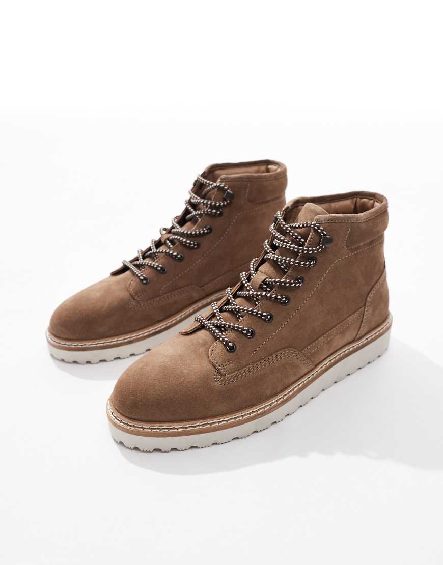 ASOS DESIGN - Schnürstiefel aus Wildleder in Steinbeige mit Schnürsenkeln im Wanderschuh-Design-Neutral von ASOS DESIGN