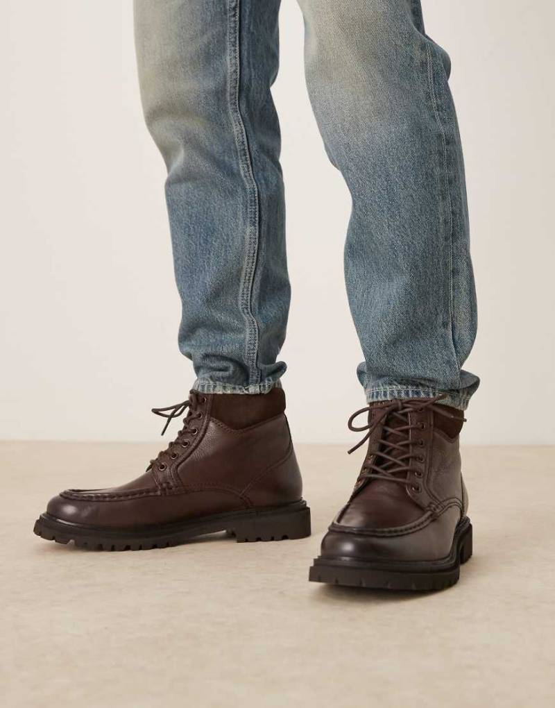 ASOS DESIGN - Schnürstiefel aus braunem Leder mit Mokassin-Naht am Vorderblatt-Schwarz von ASOS DESIGN