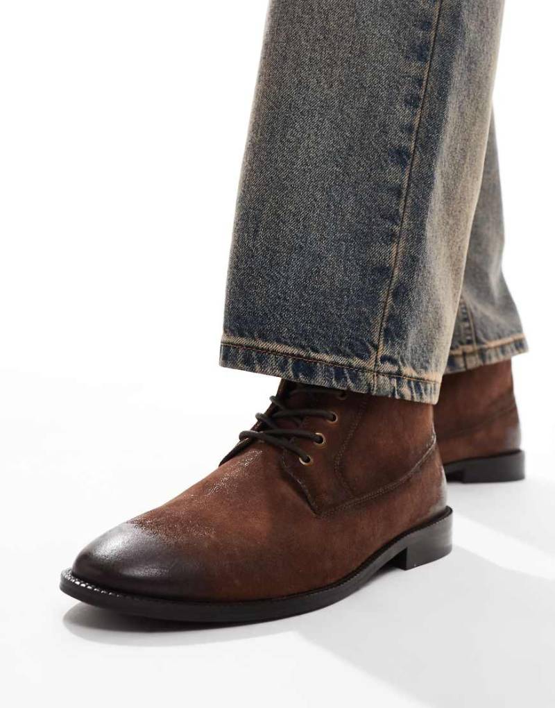 ASOS DESIGN - Schnürstiefel aus gewachstem Wildleder in Braun ASOS DESIGN - Schnürstiefel aus gewachstem Wildleder in Braun von ASOS DESIGN