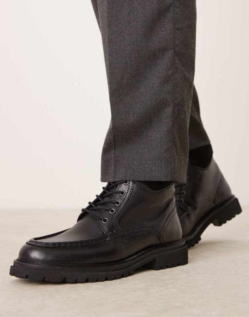 ASOS DESIGN - Schnürstiefel aus schwarzem poliertem Leder mit Mokassin-Naht am Vorderblatt von ASOS DESIGN