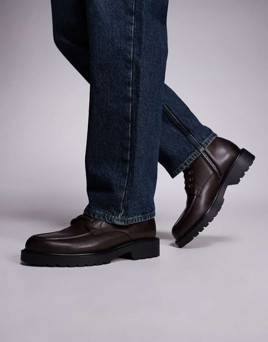 ASOS DESIGN - Schnürstiefel in Braun mit Profilsohle-Brown von ASOS DESIGN