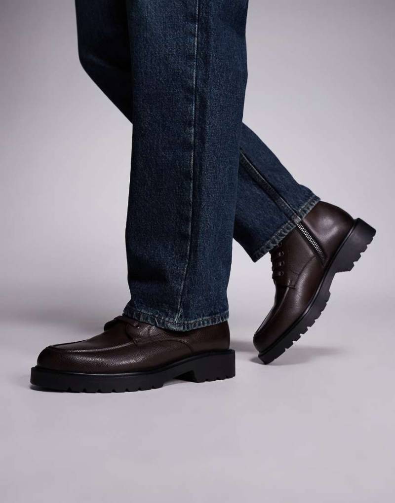 ASOS DESIGN - Schnürstiefel in Braun mit Profilsohle-Brown von ASOS DESIGN