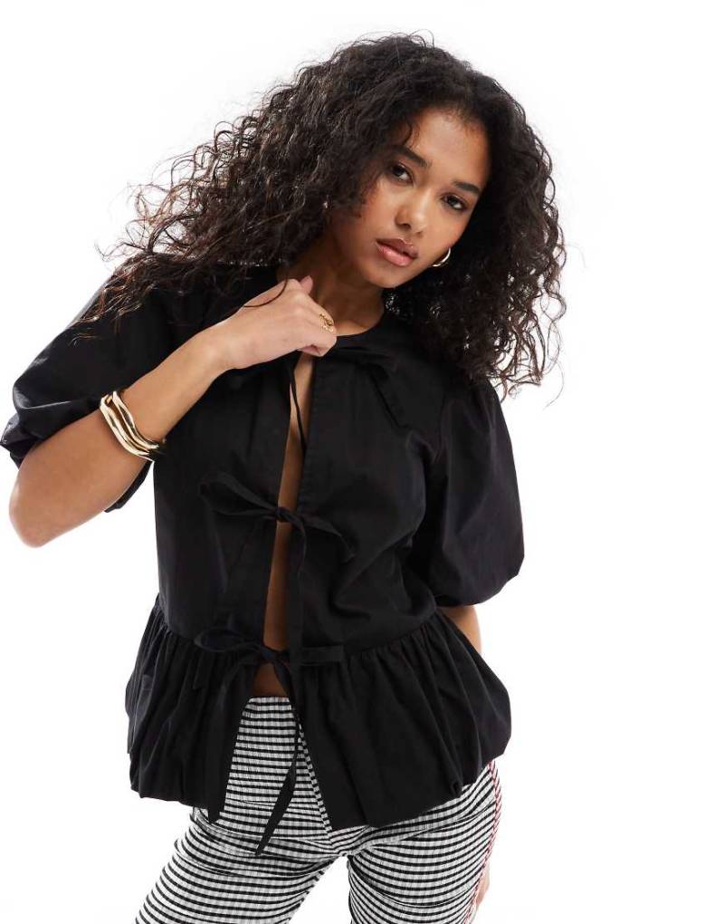 ASOS DESIGN - Schößchenoberteil aus Baumwolle in Schwarz mit Puffärmeln von ASOS DESIGN