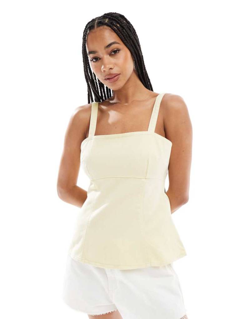 ASOS DESIGN - Schößchenoberteil aus Denim in Buttermilchgelb mit schmalen Trägern von ASOS DESIGN