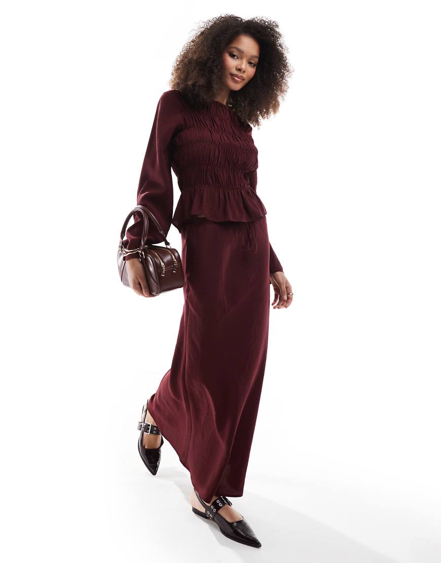 ASOS DESIGN - Schräg geschnittener Maxirock aus Modal in Rot ASOS DESIGN - Schräg geschnittener Maxirock aus Modal in Rot von ASOS DESIGN