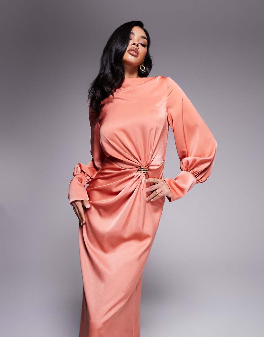 ASOS DESIGN - Schräg geschnittenes Maxikleid aus Satin in hellem Kupferrot mit verdrehter Vorderseite und goldfarbenem Metallbesatz von ASOS DESIGN