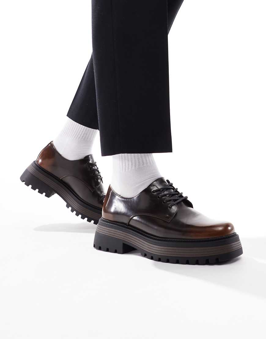 ASOS DESIGN - Schuhe in Braun zum Schnüren mit dicker Sohle von ASOS DESIGN