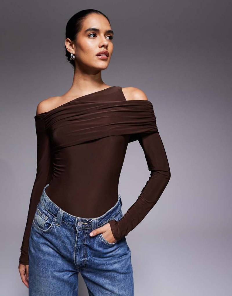 ASOS DESIGN - Schulterfreier, figurbetonter, drapierter Body in Schokobraun-Brown von ASOS DESIGN