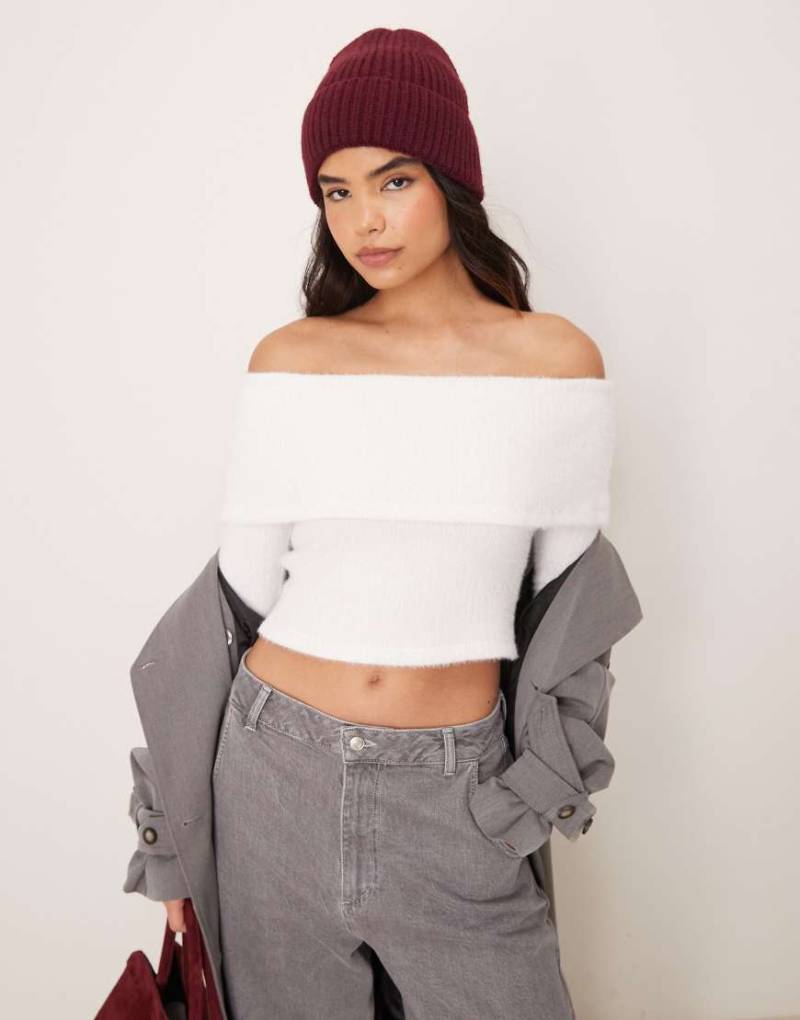 ASOS DESIGN - Schulterfreier, flauschiger, asymmetrischer Pullover in Weiß von ASOS DESIGN