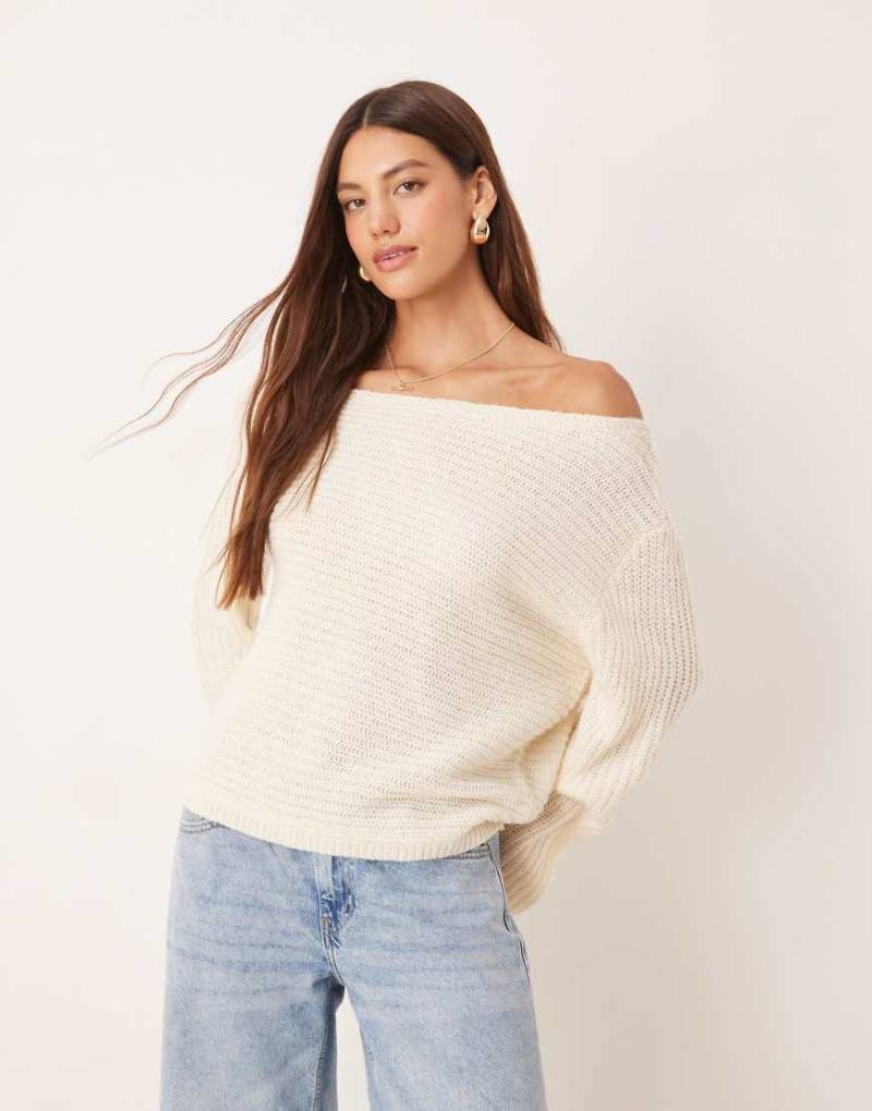 ASOS DESIGN - Schulterfreier, lockerer Strickpullover in Cremeweiß von ASOS DESIGN