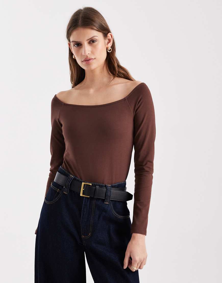 ASOS DESIGN - Schulterfreier Body aus Baumwolle in Schokobraun-Brown von ASOS DESIGN