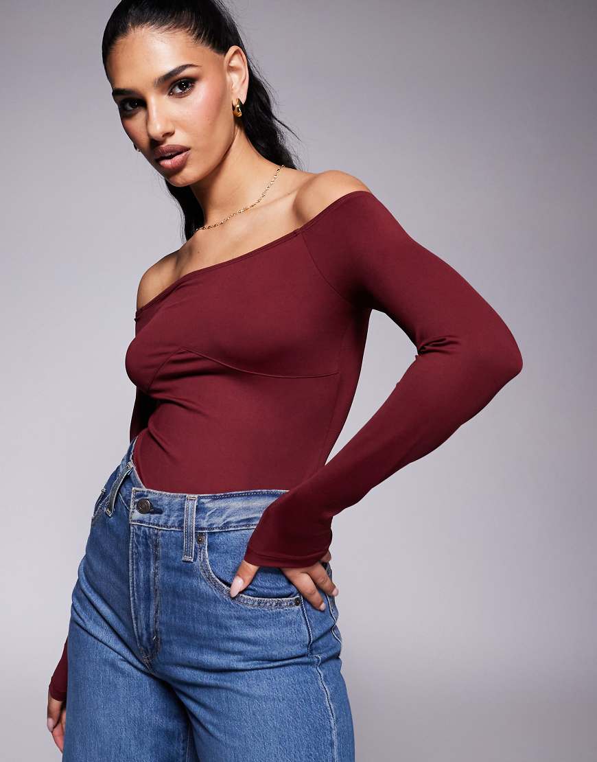 ASOS DESIGN - Schulterfreier Body in Burgunderrot mit Unterbrustdetail von ASOS DESIGN