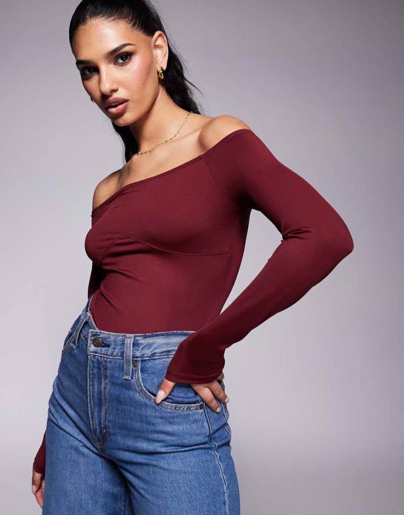 ASOS DESIGN - Schulterfreier Body in Burgunderrot mit Unterbrustdetail von ASOS DESIGN